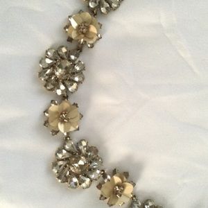 Loft flower necklace